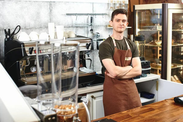 Kellner Mit Verschränkten Armen Arbeitsplatz Café — Stockfoto