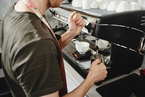 barista kahve makinesi kahve için süt hazırlarken kullanarak