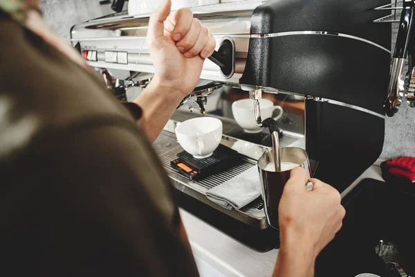 Barista Usando Máquina Café Mientras Prepara Leche Para Café —  Fotos de Stock