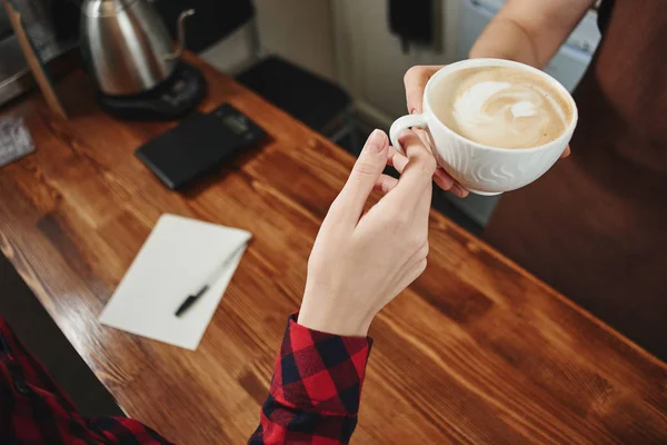 Mujer Recogiendo Taza Con Café Barista Primer Plano —  Fotos de Stock