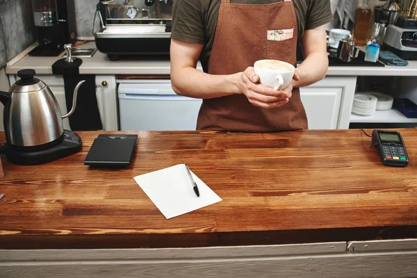 Männlicher Barista Mit Leckerem Cappuccino Der Hand Coffeeshop — Stockfoto