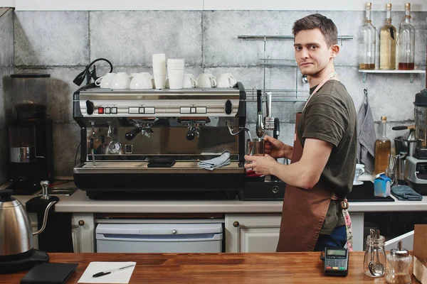 Schöner Barista Schürze Der Cappuccino Mit Kaffeemaschine Zubereitet — Stockfoto