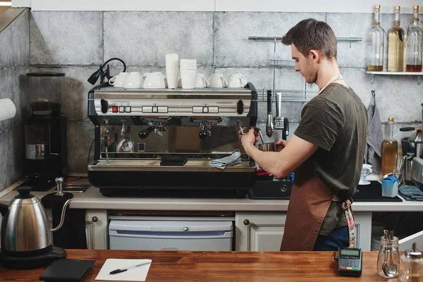 Flott Barista Forkle Lage Cappuccino Med Kaffemaskin – stockfoto