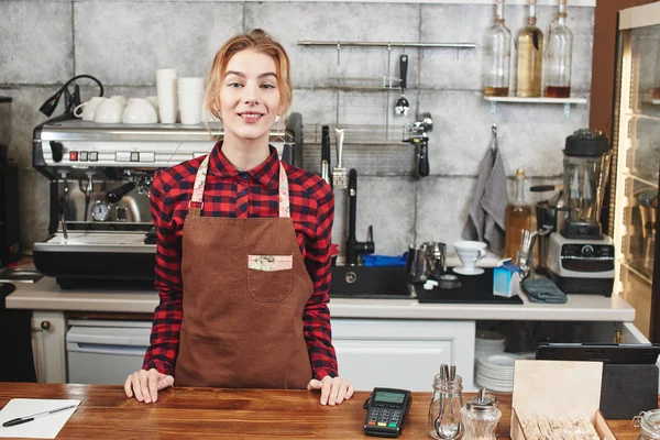 Sonriendo Atractiva Barista Pie Mirando Cámara Lugar Trabajo Cafetería —  Fotos de Stock