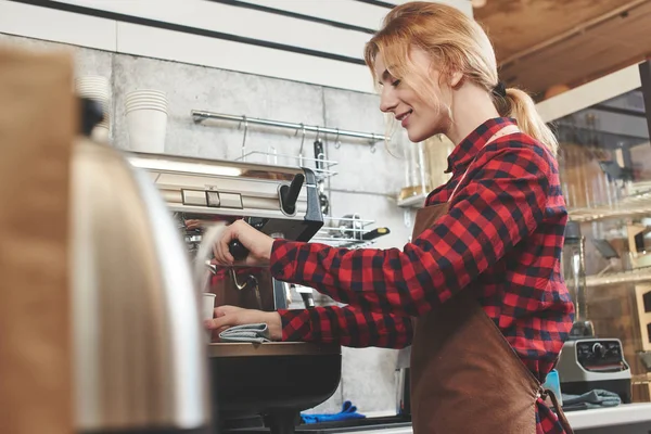 Lächelnder Attraktiver Barista Der Kaffee Mit Kaffeemaschine Kocht — Stockfoto