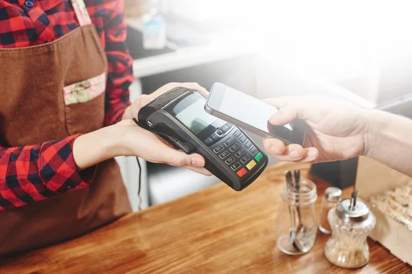 Kassiererin Hält Terminal Und Kunde Bezahlt Kontaktlos Telefon Café — Stockfoto