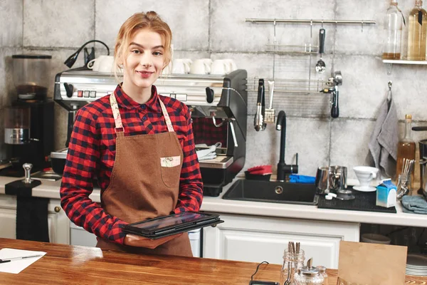 Attractive Barista Using Tablet Workplace Coffee Shop — Stock Photo, Image