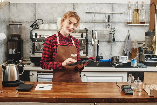 Ελκυστική Barista Που Χρησιμοποιούν Tablet Στο Χώρο Εργασίας Καφενείο — Φωτογραφία Αρχείου