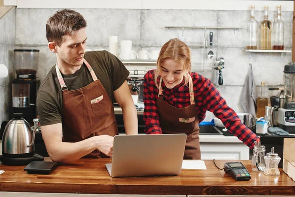 Zwei Baristas Mit Laptop Arbeitsplatz Café Lernkonzept — Stockfoto