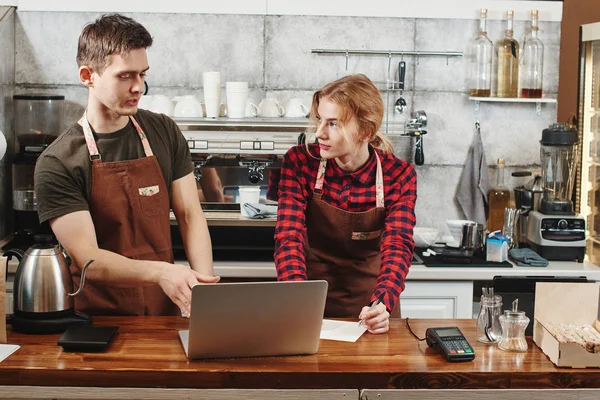 Praktikantin Macht Sich Notizen Während Barista Sie Café Unterrichtet — Stockfoto