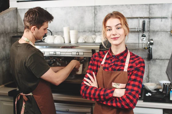 Barista Mit Verschränkten Armen Blickt Die Kamera Während Sie Vor — Stockfoto