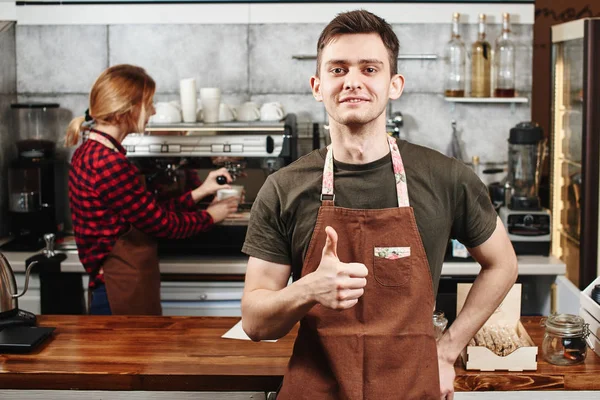 Látszó Fényképezőgép Állandó Elé Jóképű Barista Bár Kolléga Közelében Kávéfőző — Stock Fotó