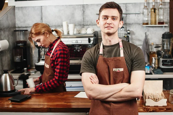 Barista Masculino Pie Con Brazos Cruzados Cerca Camarera Femenina Lugar —  Fotos de Stock