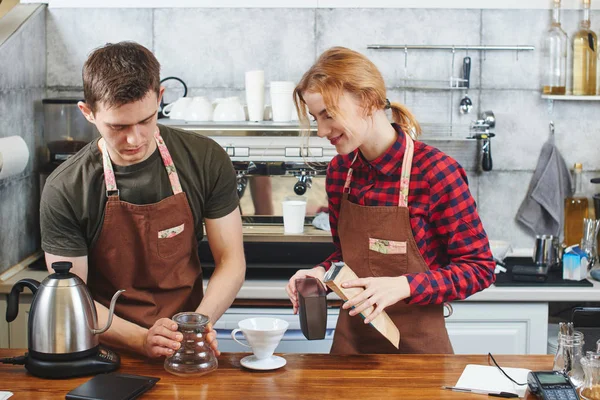 Männliche Und Weibliche Professionelle Baristas Schürzen Die Café Arbeiten — Stockfoto