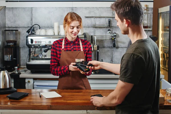 Cliente Masculino Pagando Por Café Barista Mujer Con Teléfono Inteligente —  Fotos de Stock