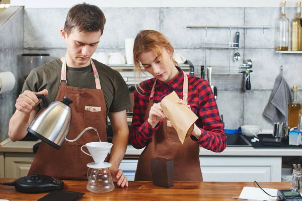 Dos Baristas Trabajando Juntos Cafetería —  Fotos de Stock