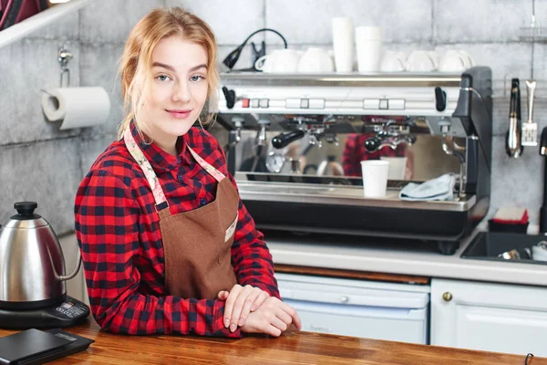 kafede işyerinde barista kalan kadın