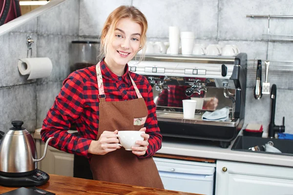 kadın barista kahve fincanı kahve dükkanında işyerinde ayakta elinde ile