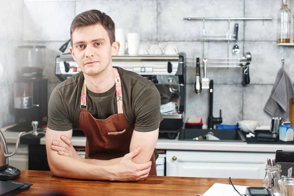 Barista Mit Verschränkten Armen Stützt Sich Arbeitsplatz Café Auf Eine — Stockfoto