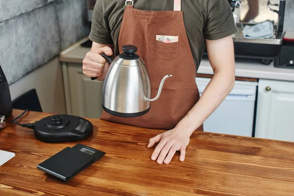 Mann Barista Hält Wasserkocher Der Hand Arbeitsplatz Café — Stockfoto