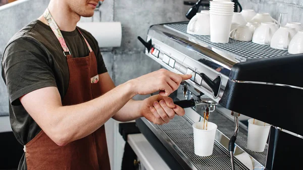 Άνθρωπος Barista Shirt Και Ποδιά Κάνει Καφέ Μηχανή Του Καφέ — Φωτογραφία Αρχείου