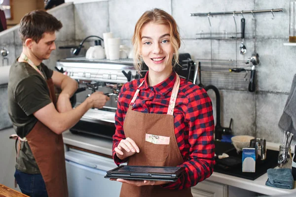 Hombre Barista Haciendo Café Cerca Camarera Con Tablet Pie Lugar —  Fotos de Stock