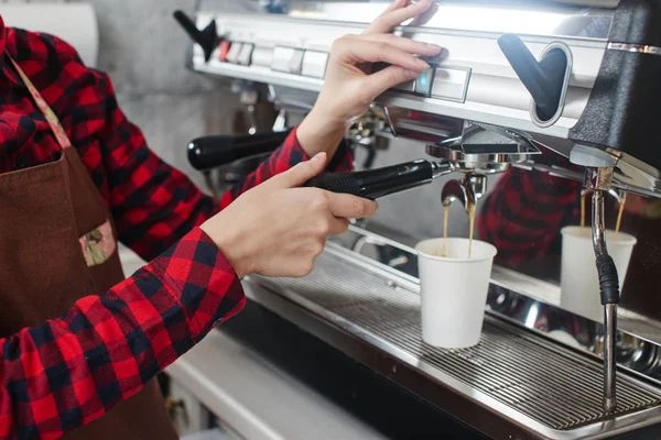 Χέρια Των Barista Γυναίκα Κόκκινο Πουκάμισο Καθιστώντας Καφέ Μηχανή Του — Φωτογραφία Αρχείου