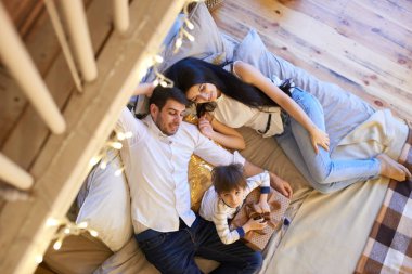 Daire, üstten görünüm yatakta yatan oğlu ile Asya Çift  