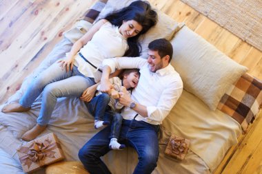 Daire, üstten görünüm yatakta yatan oğlu ile Asya Çift  