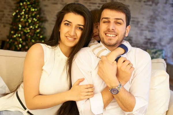 Família Sorrindo Ter Multa Enquanto Sentado Sofá Branco Apartamento Decorado — Fotografia de Stock