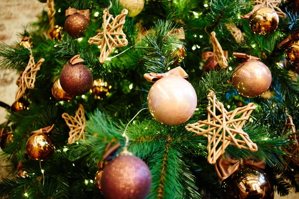 Traditioneller Dekorativer Weihnachtsbaum Nahaufnahme — Stockfoto