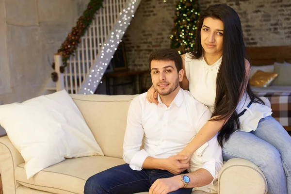 Esposa Abraçando Marido Enquanto Sentado Sofá Branco Apartamento Decorado Para — Fotografia de Stock