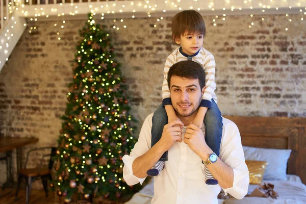 Padre Sorridente Che Tiene Figlio Sulle Spalle Appartamento Decorato Natale — Foto Stock