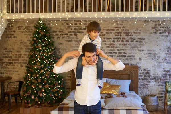Padre Sorridente Che Tiene Figlio Sulle Spalle Appartamento Decorato Natale — Foto Stock