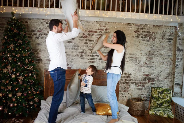 Young Family Playing Pillows Bed Apartment Decorated Christmas — Stock Photo, Image