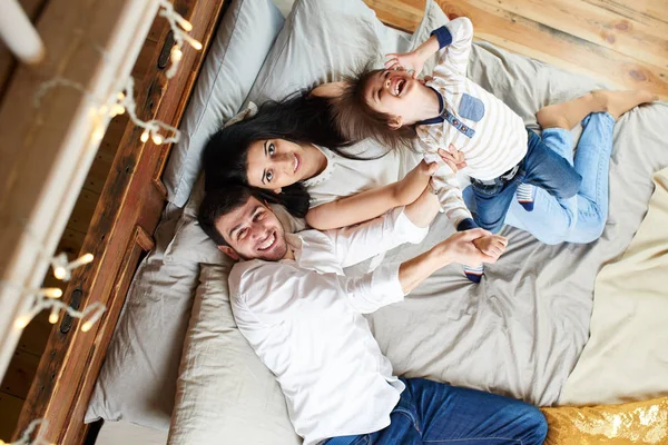 mutlu çift yatakta, üstten görünüm yatarken çocuk aşık