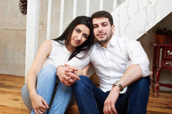 Casal Apaixonado Sentado Chão Madeira Apartamento Decorado Para Natal — Fotografia de Stock