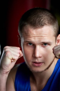 savaşçı dikkatle bakarak kamera spor salonunda boks poz portresi 