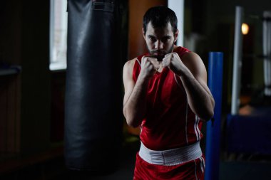 Spor salonunda boks poz saldırgan savaşçı portresi