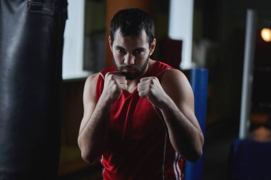 Spor salonunda boks poz saldırgan savaşçı portresi