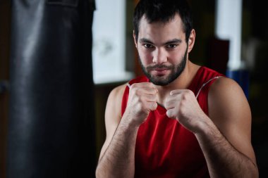 Spor salonunda boks poz saldırgan savaşçı portresi