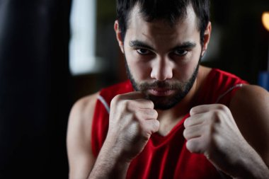 Spor salonunda boks poz saldırgan savaşçı portresi