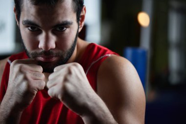 brunet boksör uygulamak için kanca oluşturur ve spor salonunda darbeler 