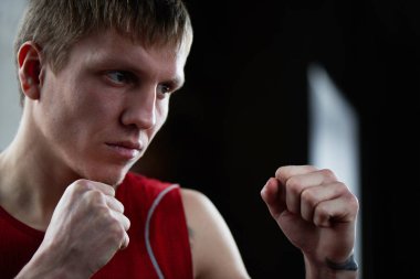 sarışın savaşçı boks poz gri arka plan üzerinde duran yan görünüm 