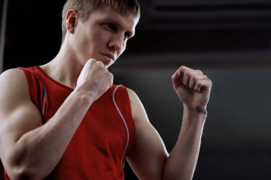 sarışın savaşçı boks poz gri arka plan üzerinde duran yan görünüm 