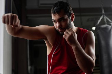 brunet boksör uygulamak için kanca oluşturur ve spor salonunda darbeler 