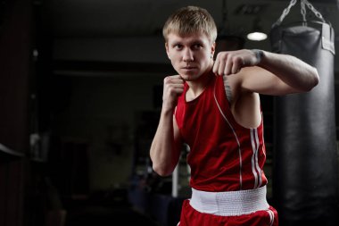 sarışın kick boks spor salonunda eğitim 