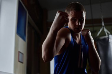 spor salonunda spor eğitim güçlü boksör 