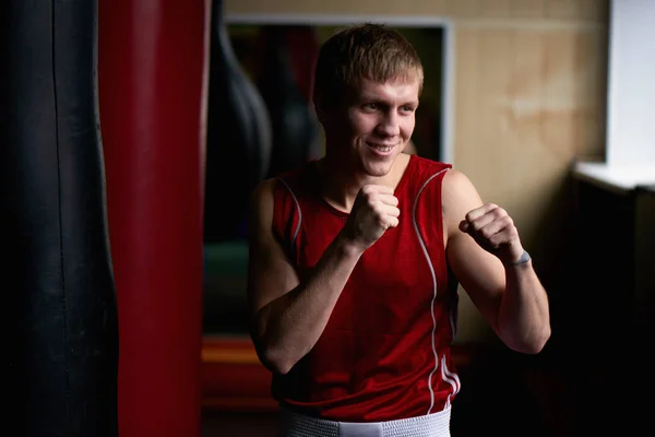 Szőke Kickboxer Képzés Edzőteremben — Stock Fotó