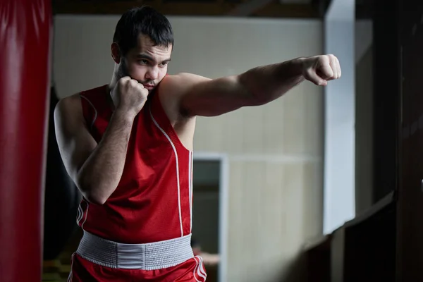 深色拳击手在健身房练习钩和拳 — 图库照片